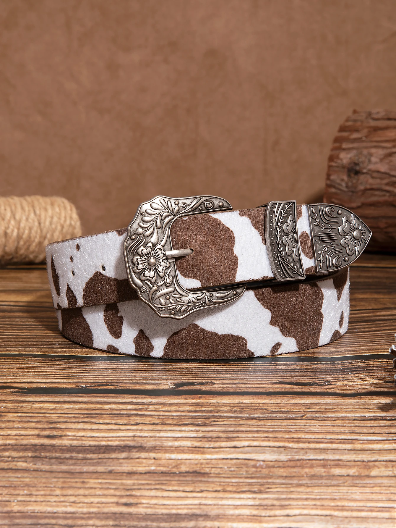 1 Stück Damen-Retro-Casual-Gürtel mit braunem Kuhmuster und geprägter Blumenschnalle für Jeans, ein vielseitiger Accessoire-Gürtel. – Detail 1