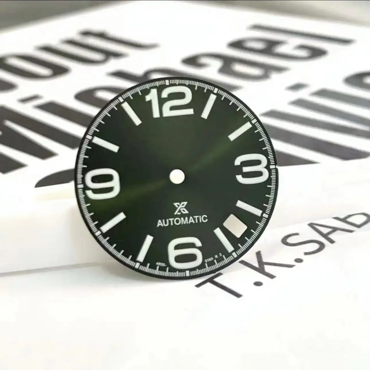 아름다운 녹색 3.8 숫자 싱글 캘린더 다이얼, NH35 자동 기계식, 29mm 다이얼, 강한 빛과 S 로고, 28.5mm