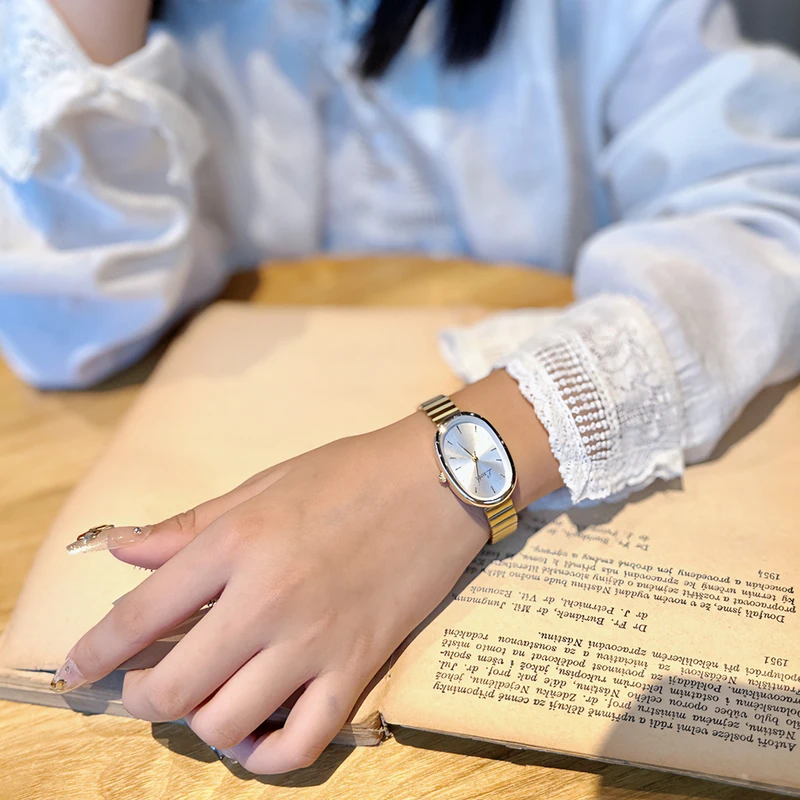 1pc Fashionable Women' Watch With Gold