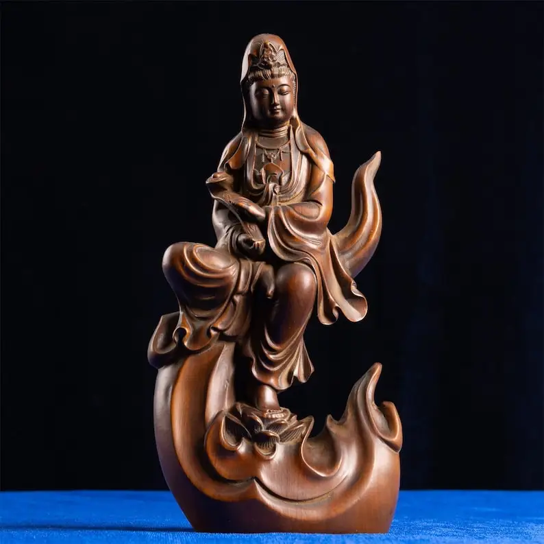 

Фигурка Гуань Инь-Среди волн, вневременная деревянная поделка с безмятежным образом воды и Луны, идеальная гармония искусства