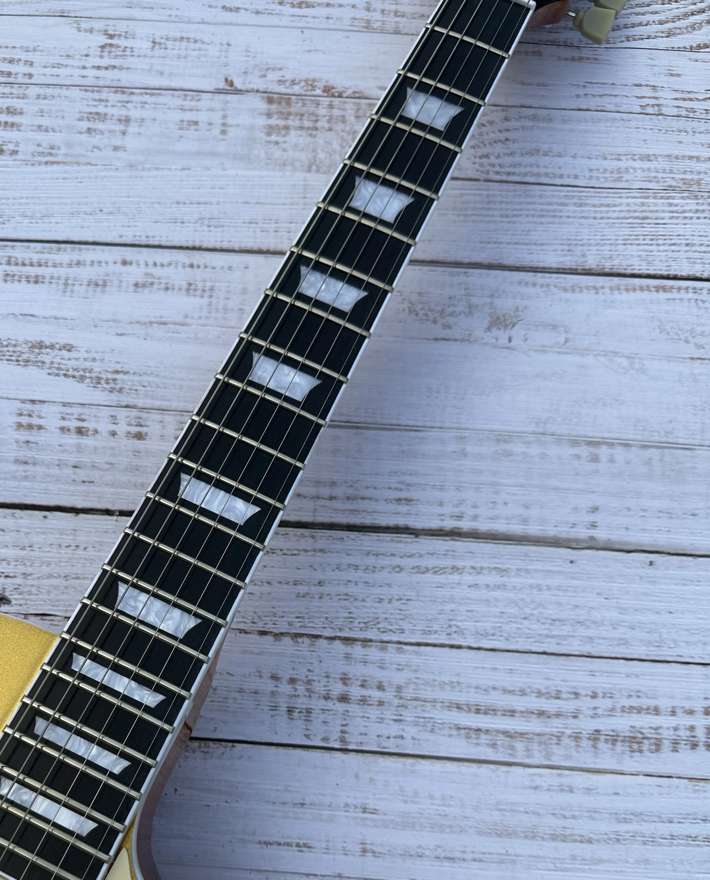 Standard electric guitar golden top silver flower basket pull plate P90 pickup lightning