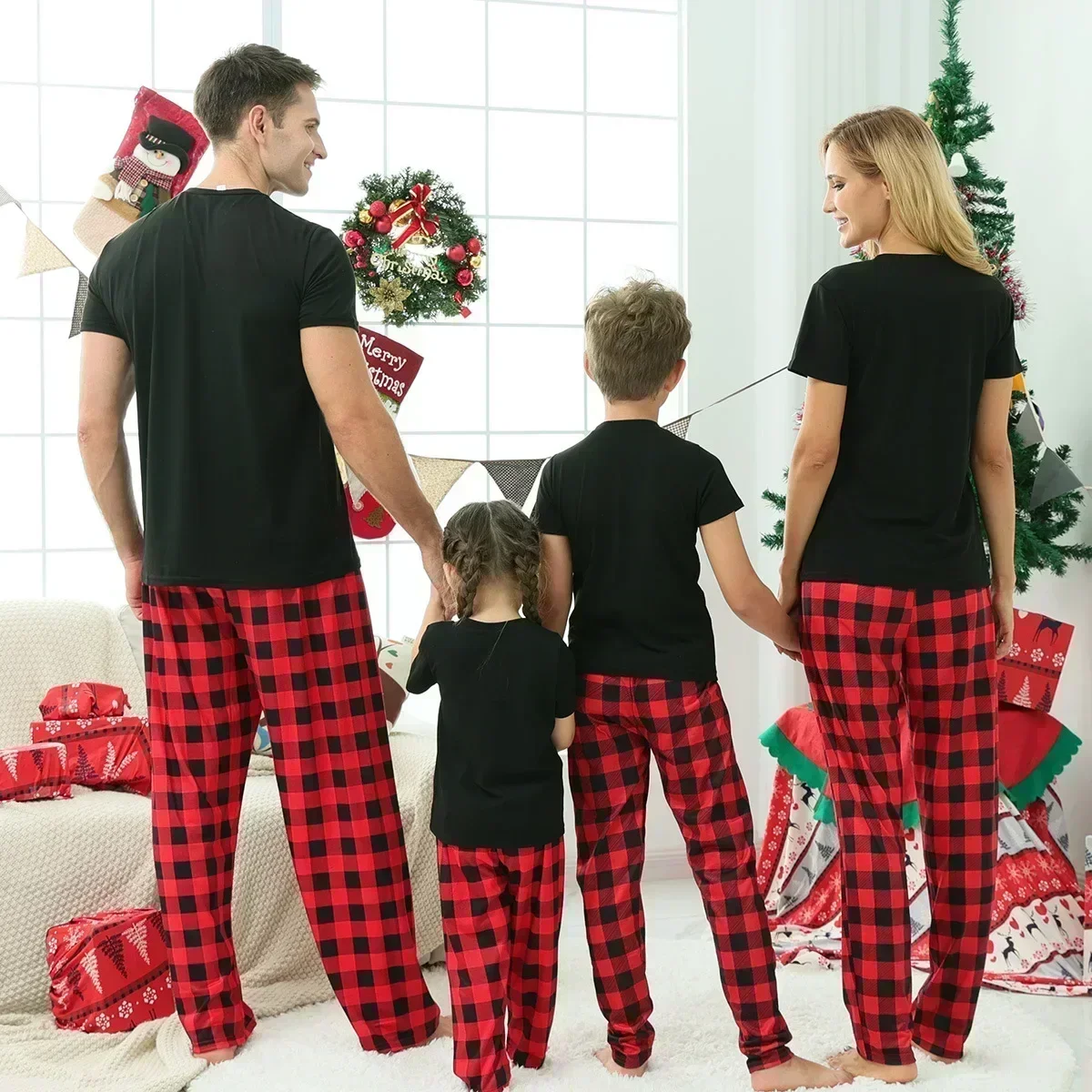 thumbnail image 4 of Pijama a cuadros con estampado de Feliz Navidad, conjunto familiar de manga corta y pantalones largos, traje de 2 piezas, ropa navideña para bebé y niña, 4 of 5