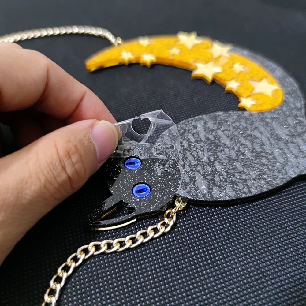 KUGUYS Extra große Halskette mit Anhänger „Schwarze Katze auf dem Mond“ für Damen, glitzerndes Acryl, Hyperbole-Schmuck, Statement-Accessoires – Detail 10