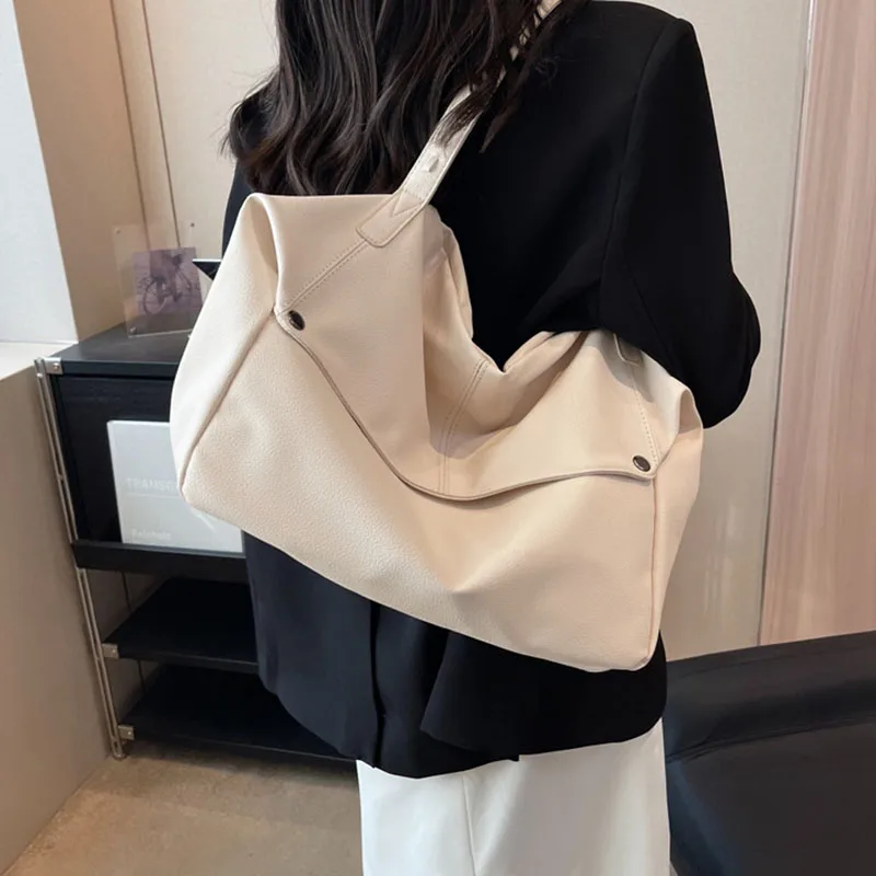 Winter Korean Version Large Capacity Tote Bag Pu Black Handbag Casual Commuting Bag Collocation Coat Women'S Shoulder Bag