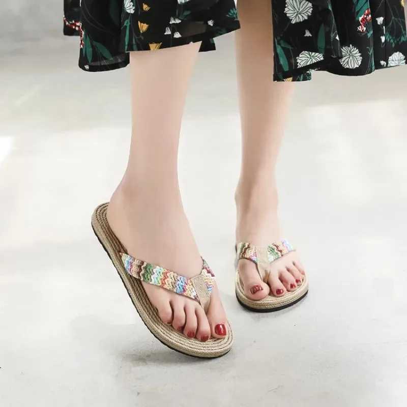 Women's Straw Woven Flip Flops Grass Beach Slippers Summer Comfort Flat Sole Outdoor Beach Sandals