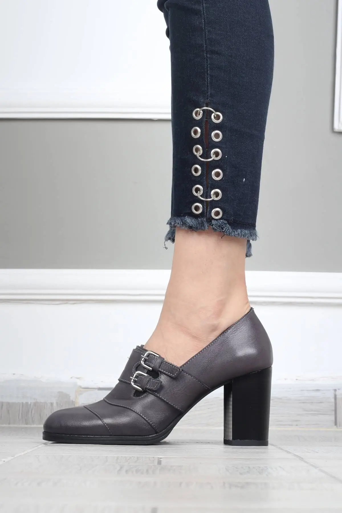 Женские туфли из натуральной кожи серого цвета с двойной пряжкой на высоком