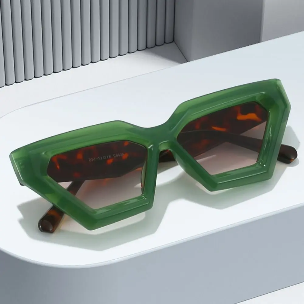 

Трендовые квадратные женские и мужские солнцезащитные очки в толстой оправе