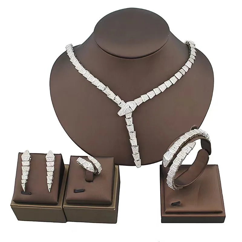 

Женский ювелирный комплект из колье, серёг, браслета и кольца