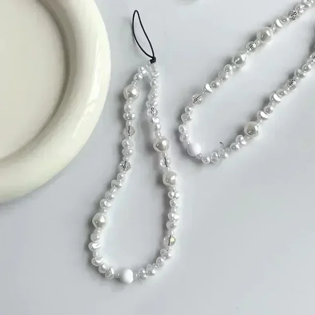 로맨틱한 파티 분위기에 어울리는 화이트 펄 휴대폰 체인