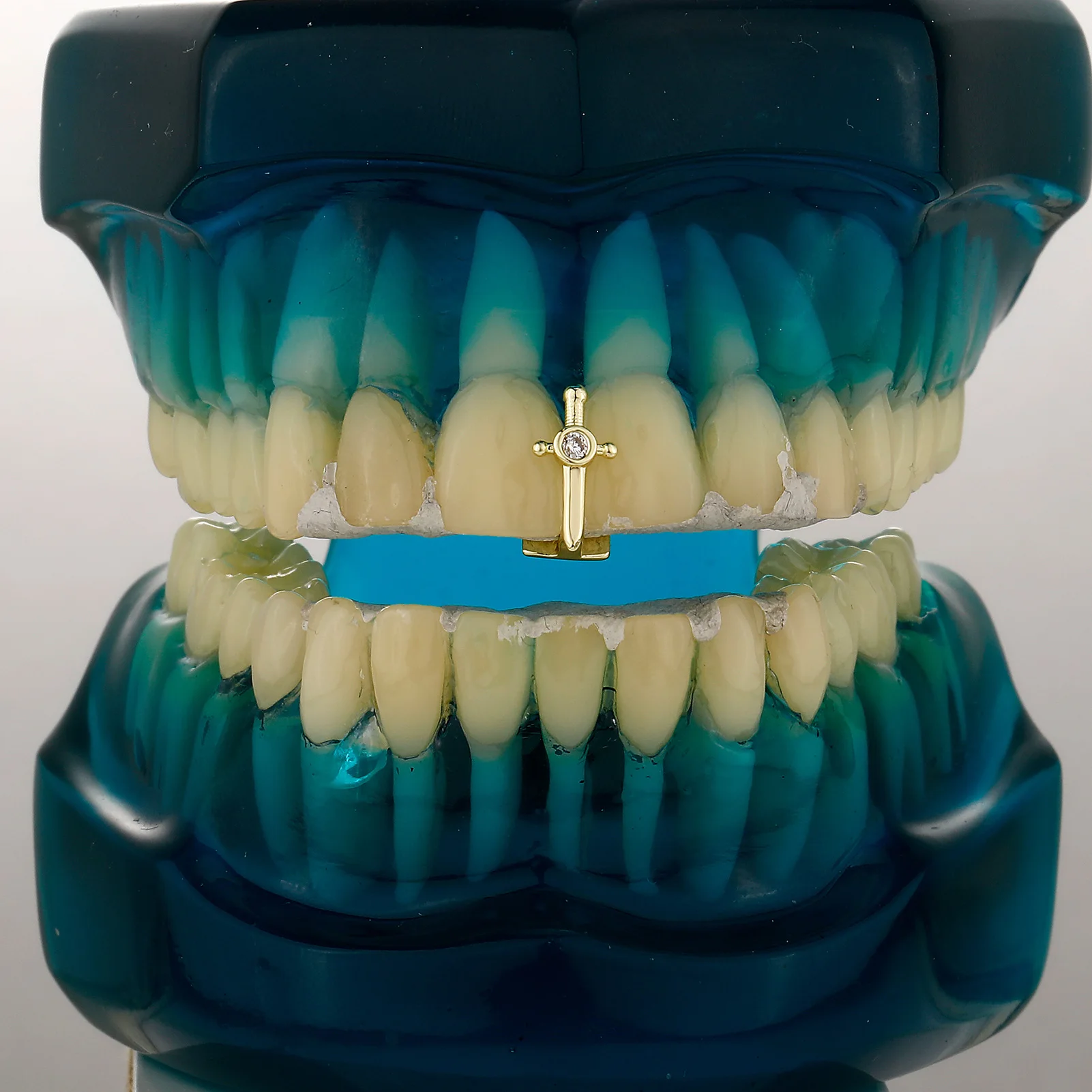 JINAO Hip-Hop Einreihiger Honor Sword Single Teeth Round CZ Grillz für Herren, Ober- und Unterkiefer, glänzender Grill, Punk Rapper, Weihnachtsgeschenk – Detail 1