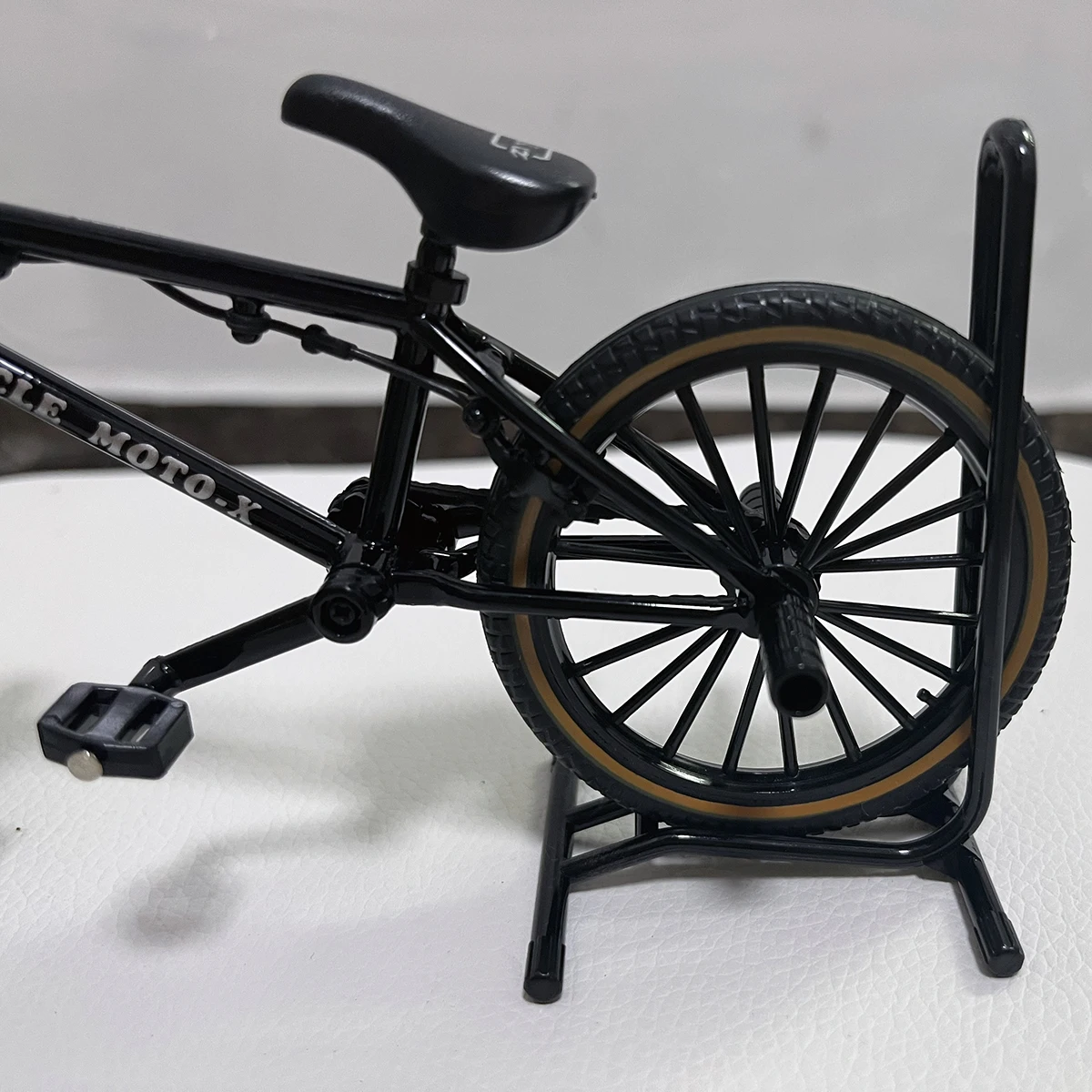 Bike Toys Finger Bike Toys 1:8 Model Alloy Bicycle Diecast Decoration Mountain Finger Mini Black Metal Bike Simulation Collection Gifts Toys for boys