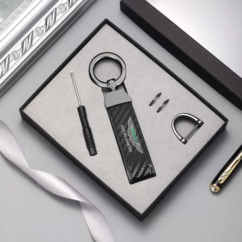Aston Martin Carbon Fiber Look Sleutelhanger - Detailopname van de geweven structuur