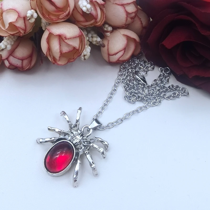 Collana Con Ciondolo Ragno Gothic Halloween – Gioiello Pendant In Lega, Nero/Rosso, Catena Lunga 70 Cm, Per Costumi E Look Alternativi, Regalo Tema Horror