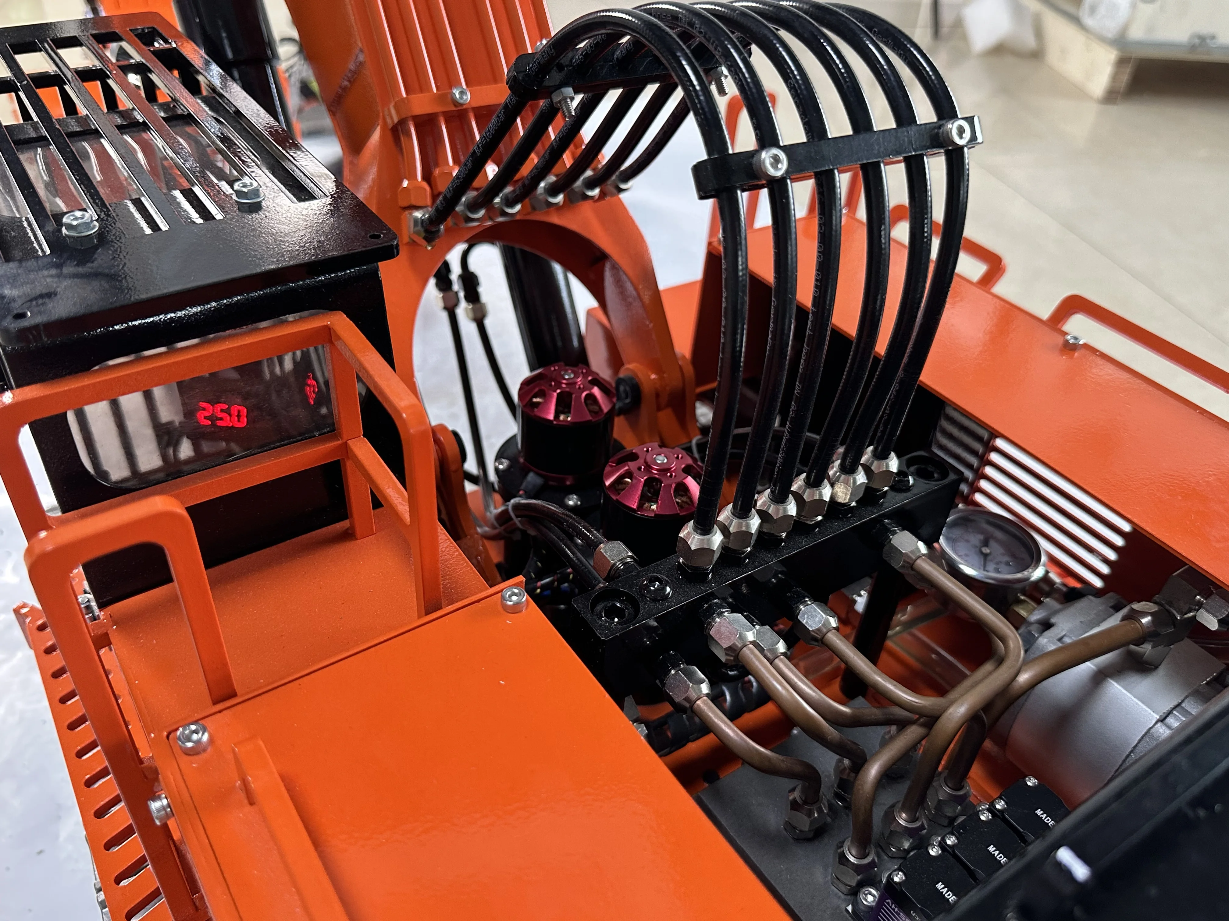 385CF RC gigantyczna koparka 1/8 metalowa Heavy Duty Remte koparka Model z System oświetlenia dwoma obrotowymi skrzyniami biegów zabawka 11 S5740720456c245169d2d147f5a67f3e9B 385CF RC gigantyczna koparka 1/8 metalowa Heavy Duty Remte koparka Model z System oświetlenia dwoma obrotowymi skrzyniami biegów zabawka