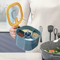 Une boîte d'assaisonnement 4 en 1 de grande capacité avec couvercle et cuillères livrée avec quatre cuillères pour la cuisine domestique pour récipients à sel 2