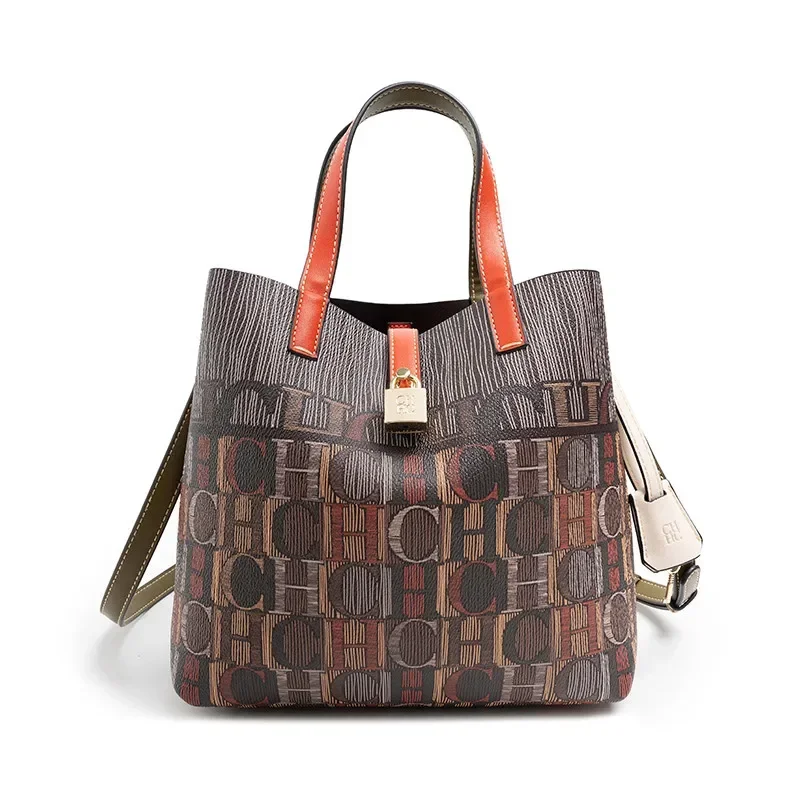 حقيبة تسوق كلاسيكية مطبوعة من CH، تتميز بسعة كبيرة...