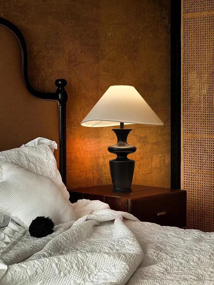 

2023 new table lamp bedroom high-end sense French retro vintage style new Chinese designer master bedroom bedside lamp