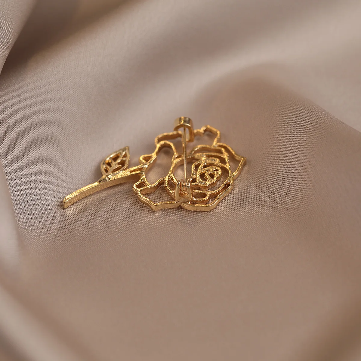 Elegant Gold Rose Design Versatile Fashion Brooch Accessory