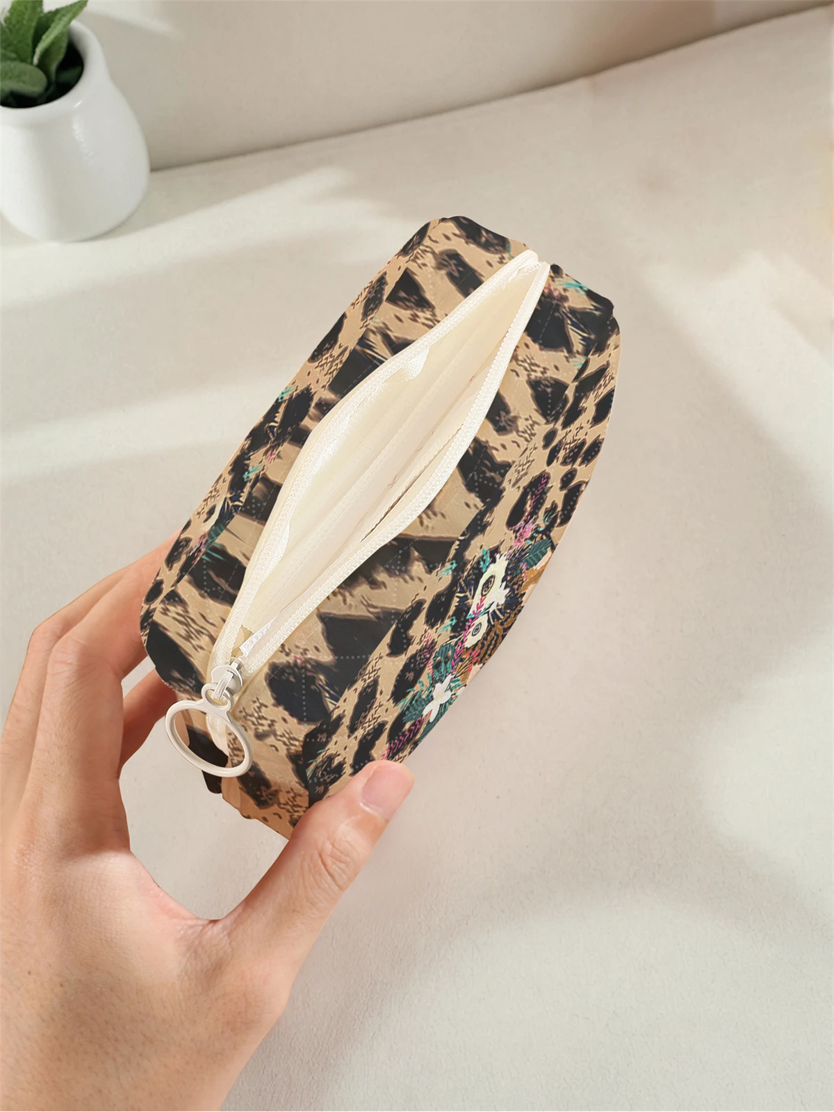 1 portable sanitary napkin storage bag, made of tiger pattern and diamond mesh material, lightweight women's tissue bag