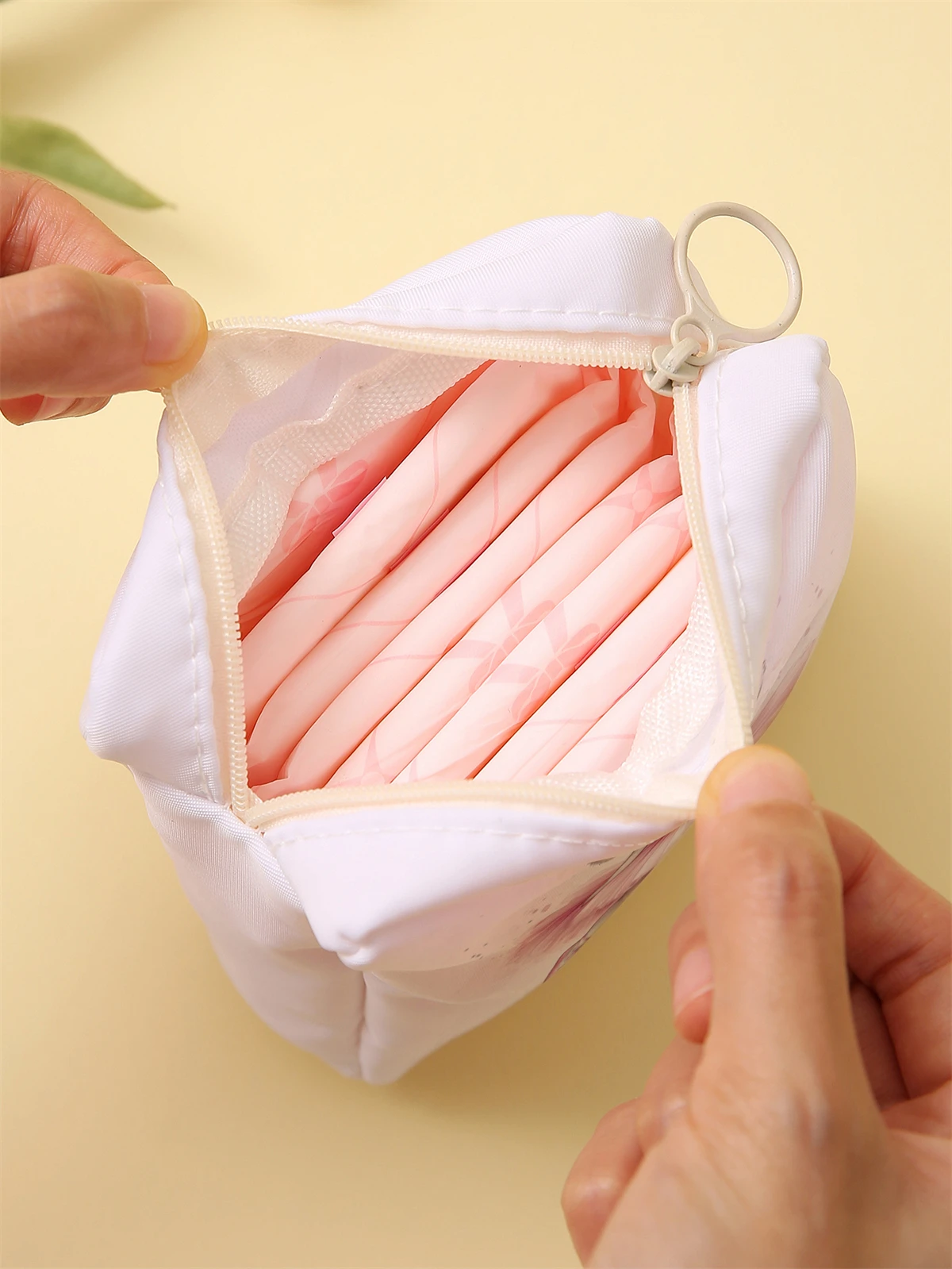 Dancing rabbit pattern printed sanitary napkin storage bag, women's lightweight tissue bag, sanitary tissue bag