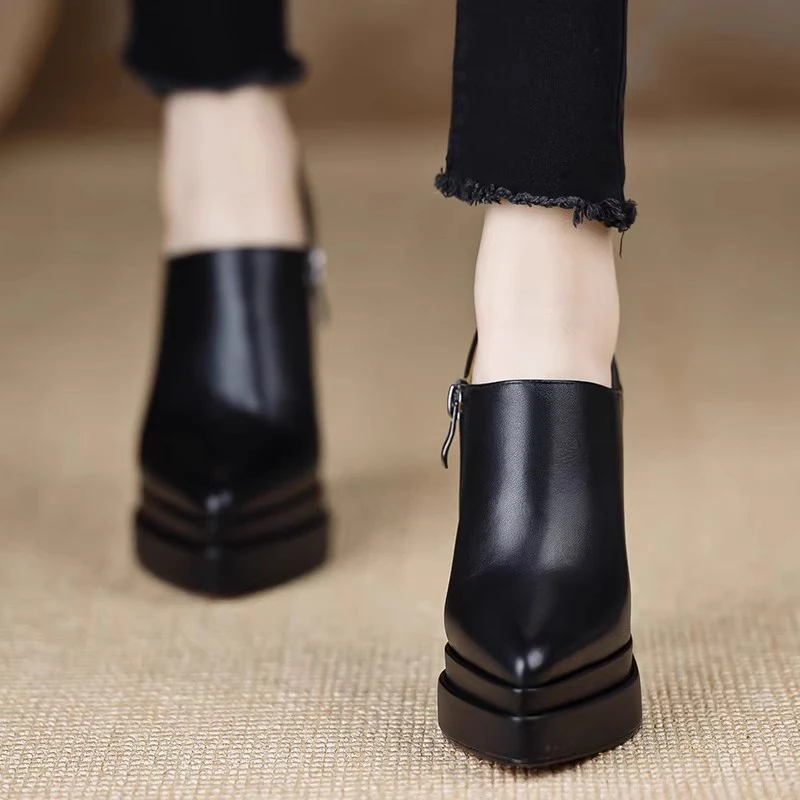 נעלי עקב גבוהות לנשים עם קדמה מחודדת, נעלי אופנה מפוארות לנשים, נעלי עור מעוצבות לסתיו 2025, נעלי נשים מעוצבות