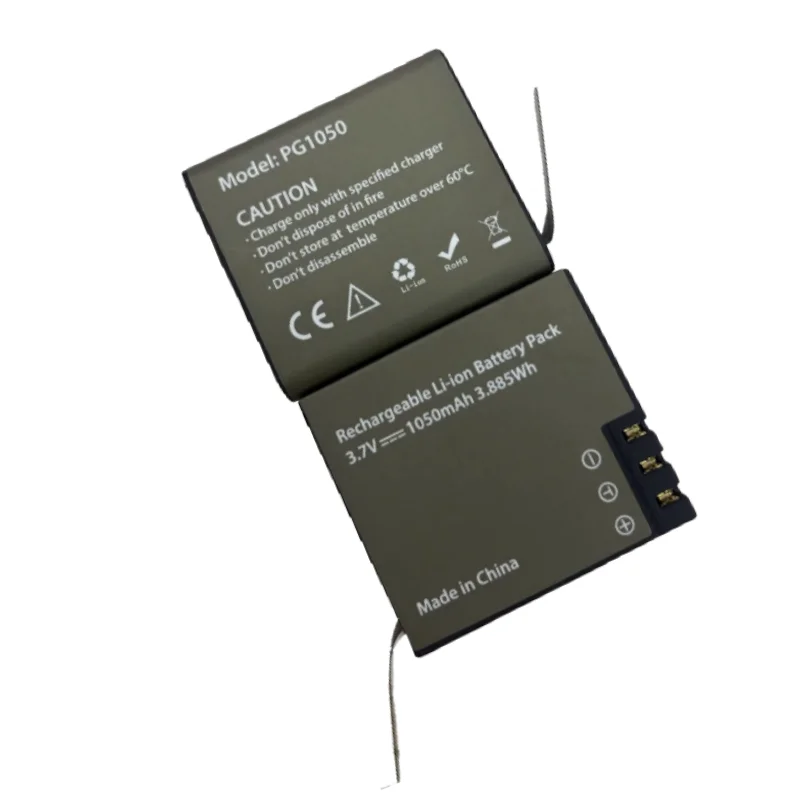 Batterie rechargeable pour caméra action en charge sur un socle USB, voyant lumineux allumé.