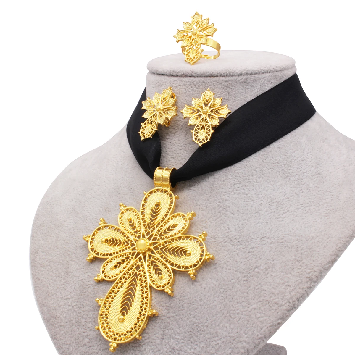 Комплект ювелирных изделий из кольца и серёг с эфиопским золотом