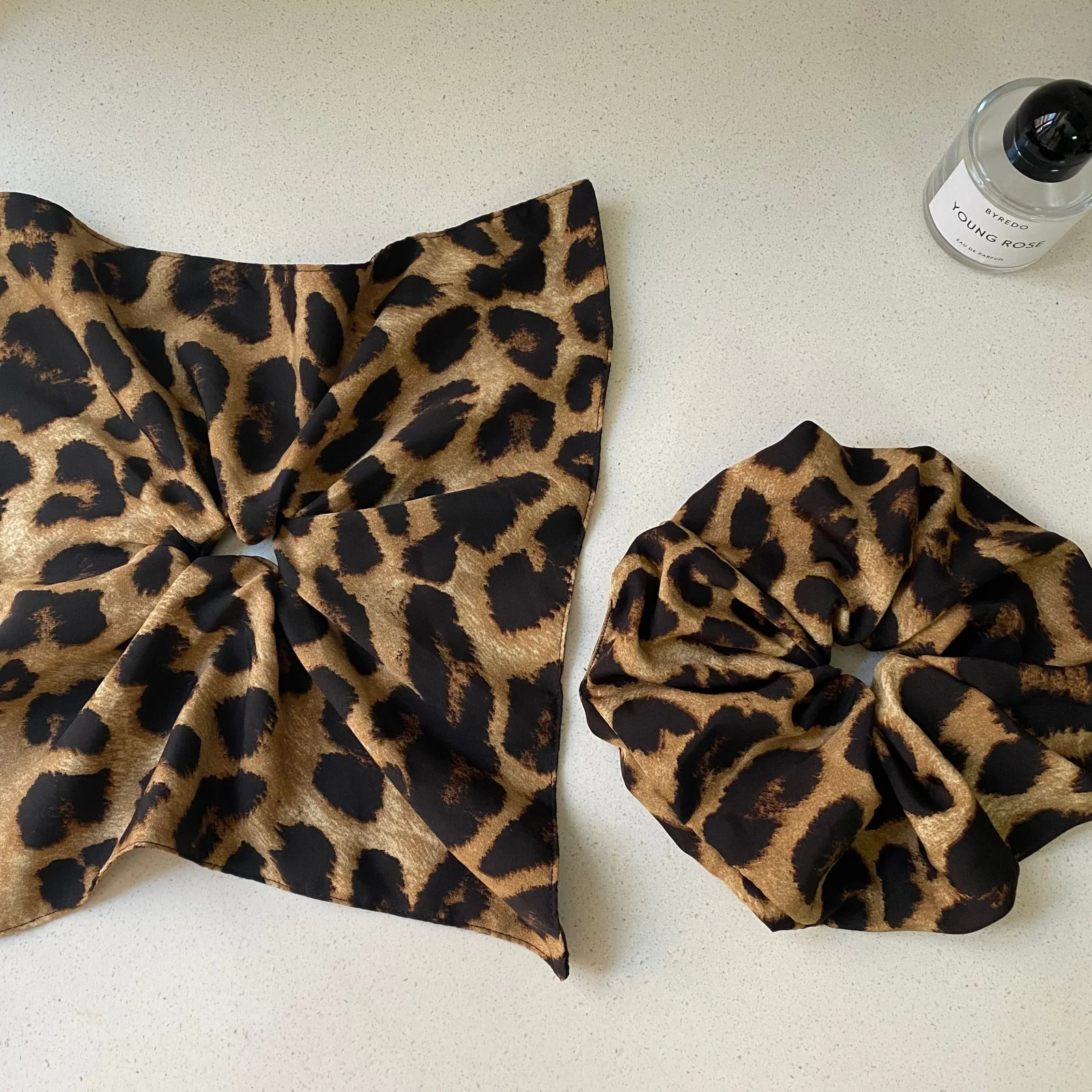 1 Stück Haargummi mit Leopardenmuster und großer Schleife, Vintage-Satin-Haargummi, Haar-Accessoire für Frauen und Mädchen, Retro-Mode, tägliches Party-Styling – Detail 2