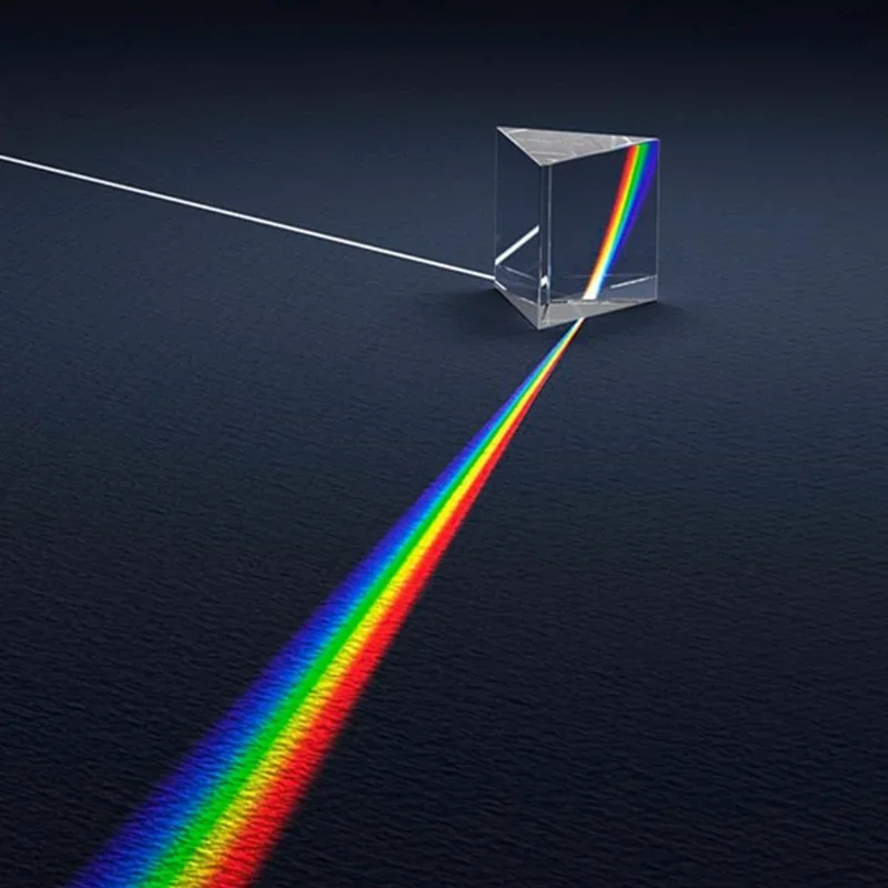 Fysica De Wetenschap Van Aard, Het Concept Het Bestuderen Van De Wetten Een Jonge Mens Beeld Isaac Newton Bekijkt Prisma Licht Optica Image149654610