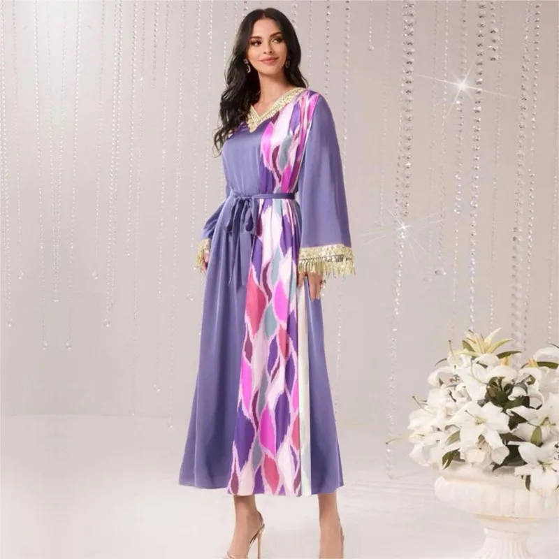 

Женское платье свободного покроя с длинными рукавами и кисточками