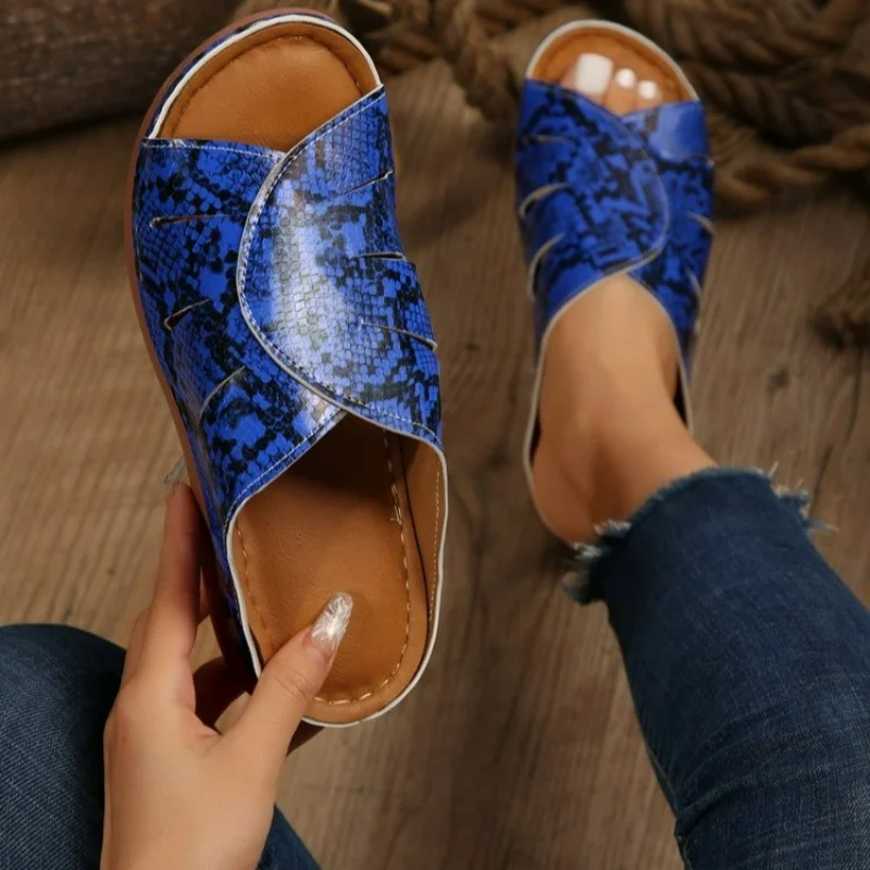 

Женские шлепанцы со змеиным принтом, повседневные уличные танкетки, сандалии на платформе, лето 2023