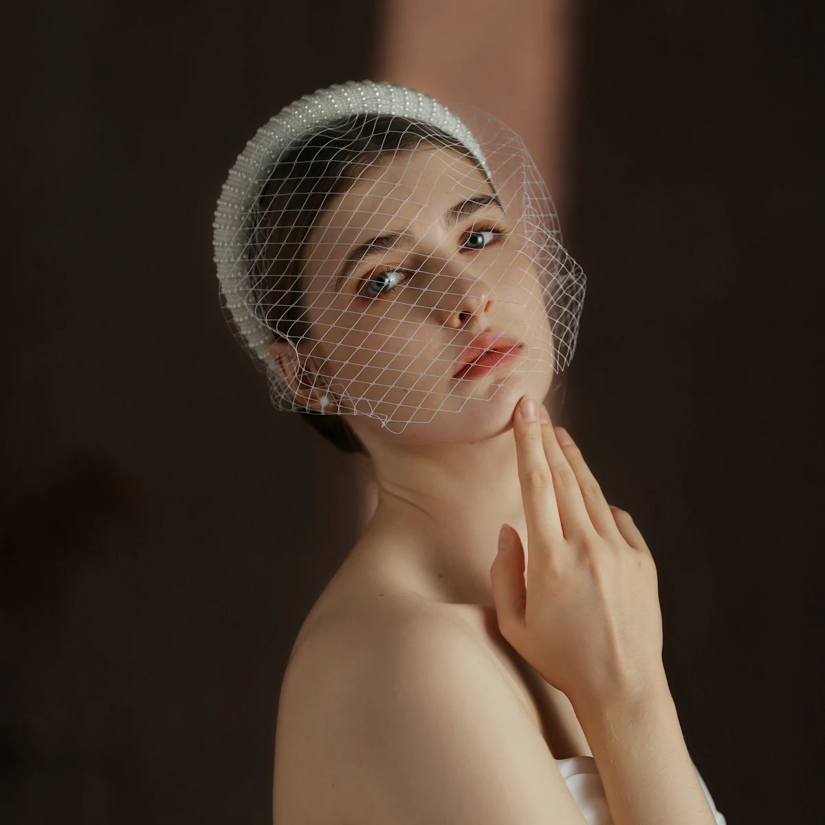 Bridal Veil 2 in 1 Wedding Bridal Cage Veil Fishing Net Mesh White Short Brides Blusher Veil Elegant Pearls Hair Hoop V320