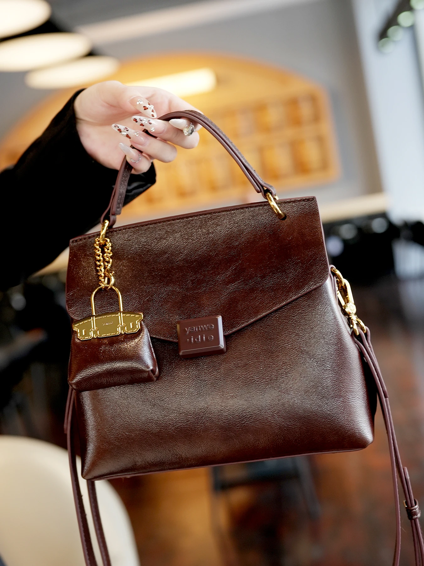 حقيبة نسائية فاخرة وخفيفة الوزن، بتصميم عصري وعملي...