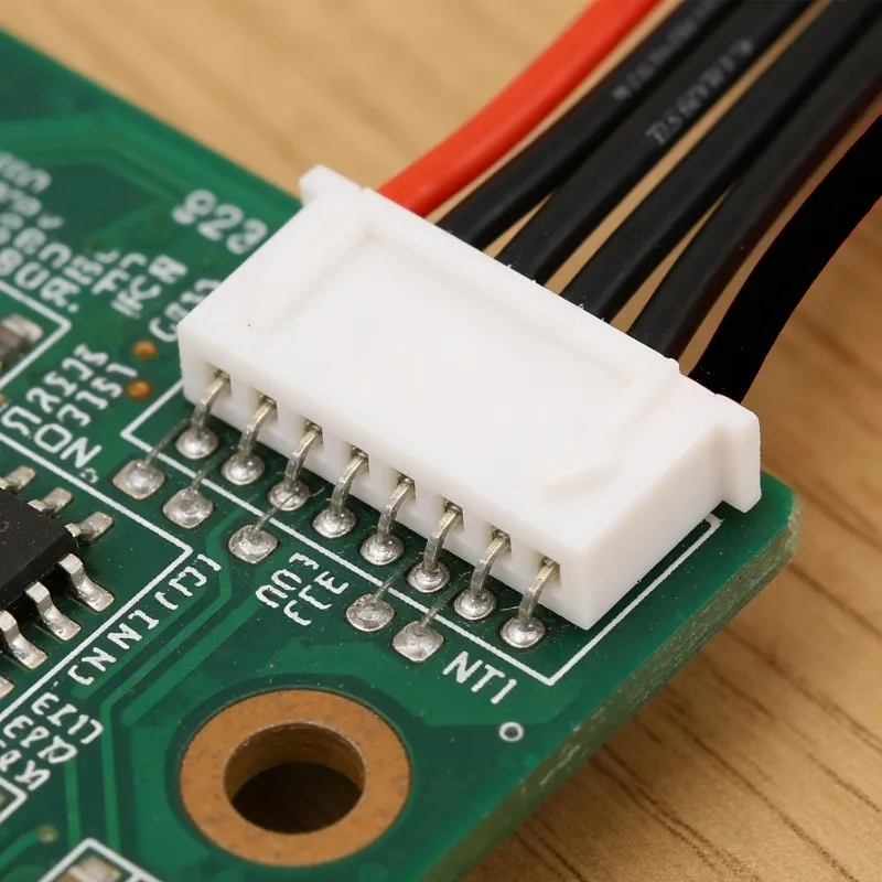 Connecteurs batterie drone 6S 7 fils disposés en éventail, parfaits pour chargeur LiPo.