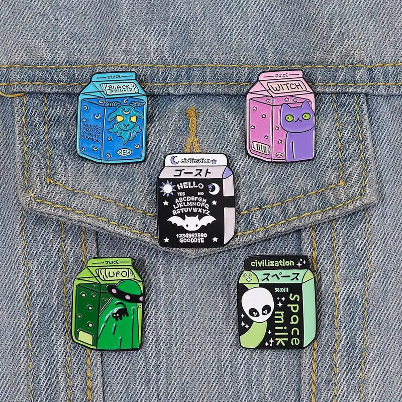 Space Milk Smalto Pin Personalizzato Alien Witch Cat Bat Satan Spilla Distintivo Risvolto Universe Drink Gioielli Regalo Per Bambini Amici