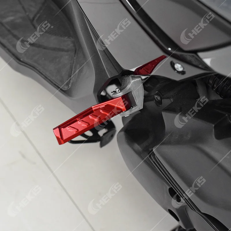 Chekis는 Yamaha Nmax125/155/160 Nmax Neo/Neo S/Nmax Turbo Tech Max 수정 액세서리에 적합합니다. 알루미늄 합금 후면 페달 승객 페달 왼쪽 및 오른쪽 미끄럼 방