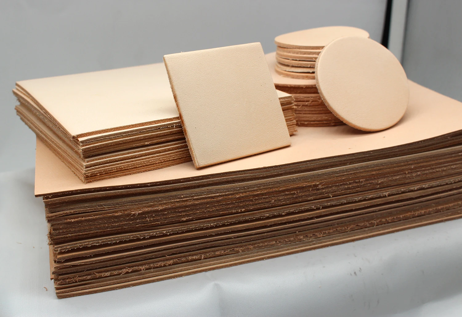 Description Picture 3 of item1 Piece Small Genuine Leather Round Square Rectangular Slice Vegetable Grain Cow Skin for Handmade Jewelry Decorations Coasters