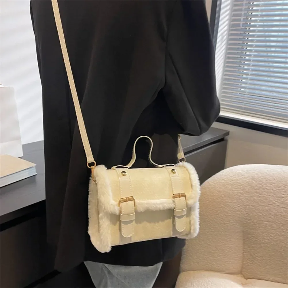 Leisure Autumn and Winter Lamb Plush Small Bag Women'S New Fashion Messenger Bag Simple Black Square Bag 크로스백