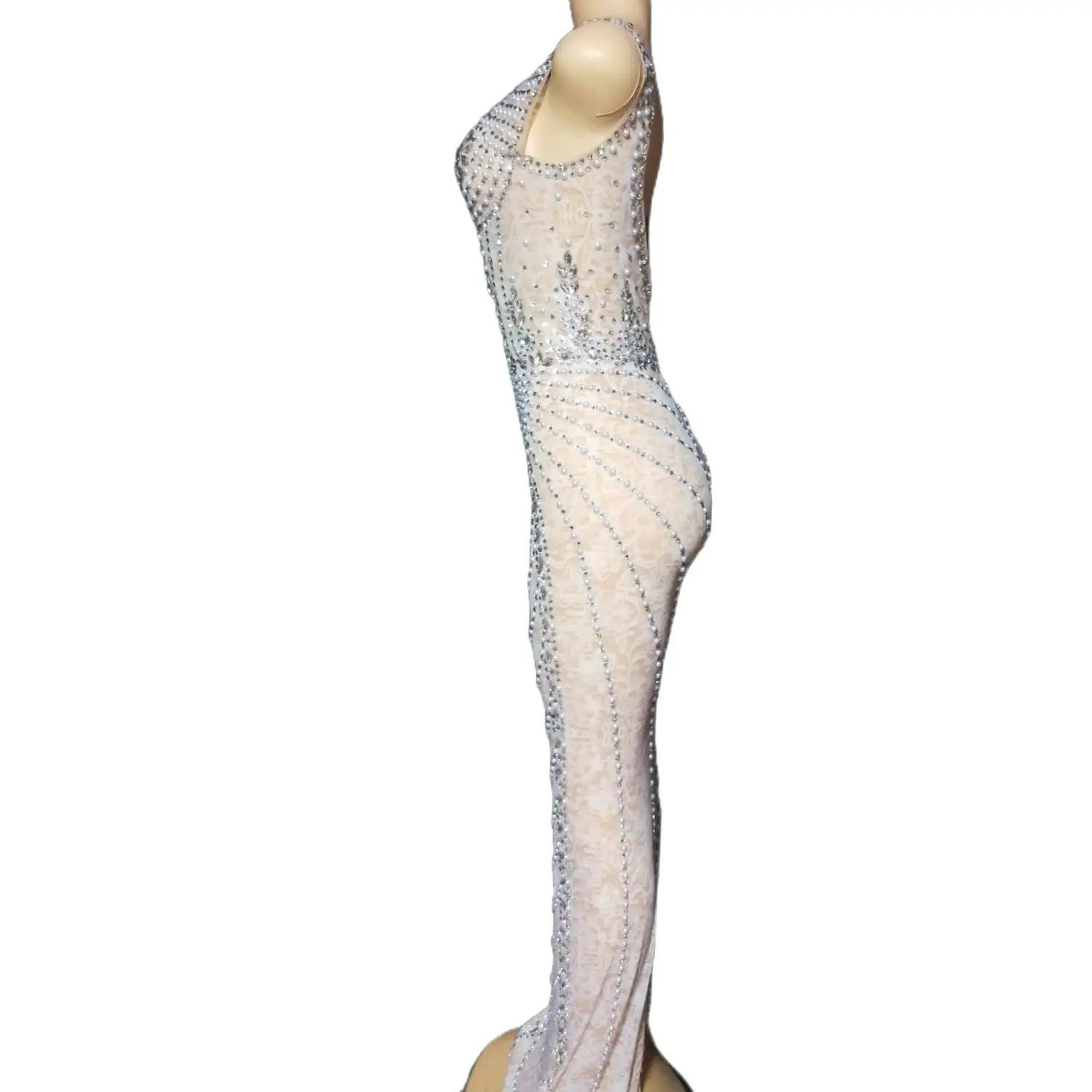 Рисунок 2 - Блестящее женское платье без рукавов с блестками