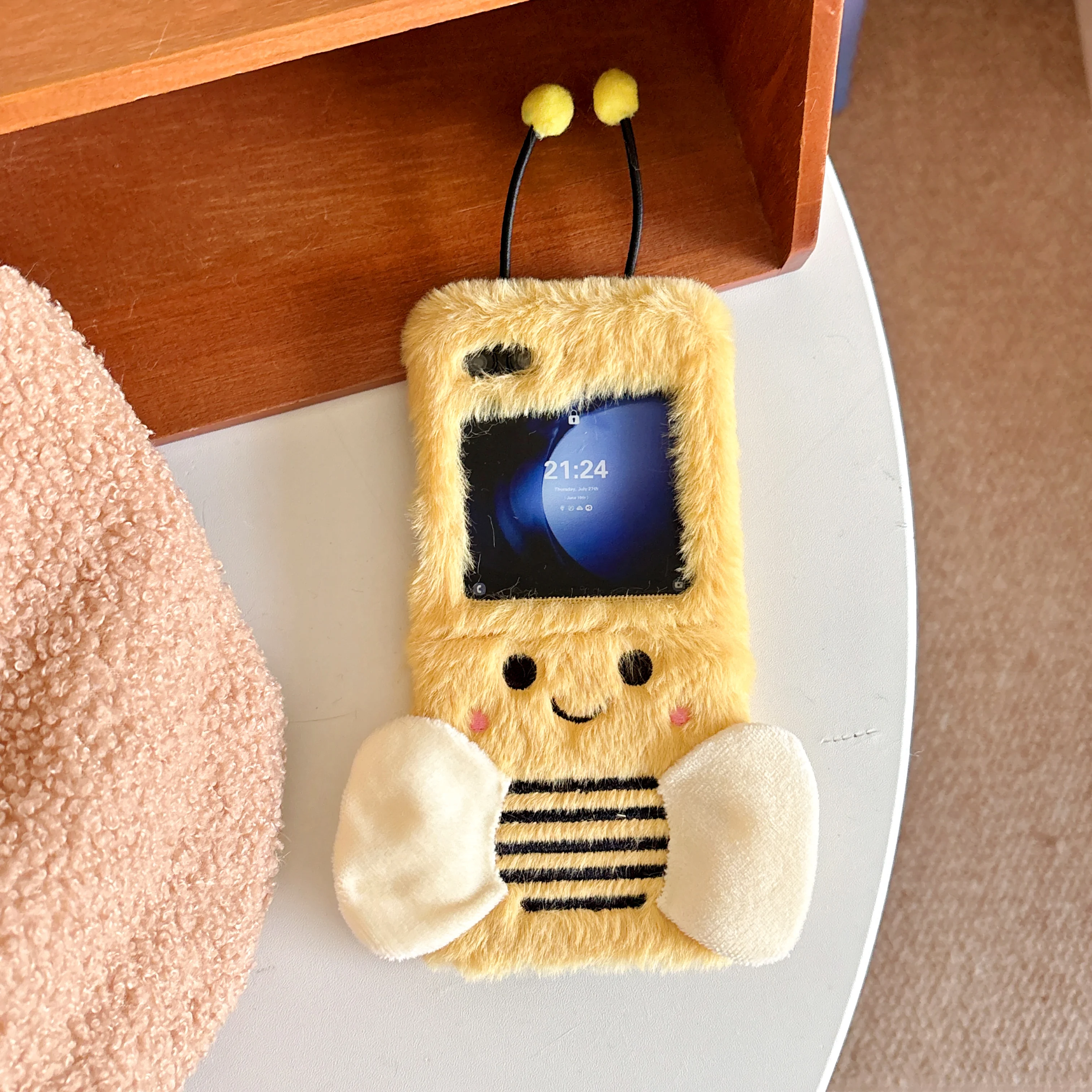 Charming Plush Embroidered Cartoon Yellow Bees Phone Case Flip Cover