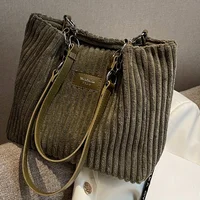 Sac fourre-tout élégant en velours côtelé pour femme, sac à bandoulière en peluche de grande capacité, sac de banlieue et de voyage polyvalent. 2