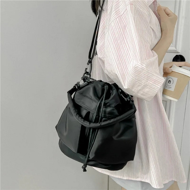 

Casual Drawstring Pleated Shoulder Bag Women Nylon Korean Casual Bucket Bag Crossbody Bags Fashion Large Capacity Handhelds 2024