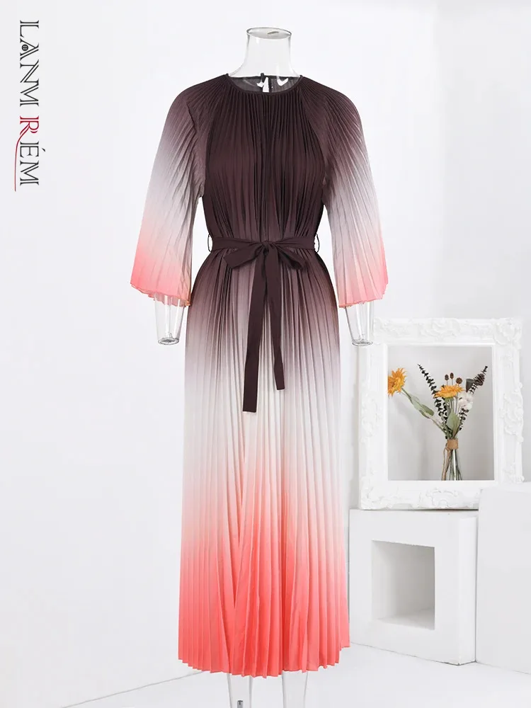 

LANMREM Gradient Pleated Long Dress Women Fashion Round Neck Belt Gathered Waist Contrast Color Dresses 2024 New 2DA1718
