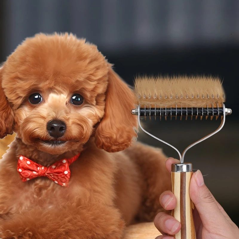 Tierhaarbürste mit Holzgriff und Borsten aus Edelstahl.