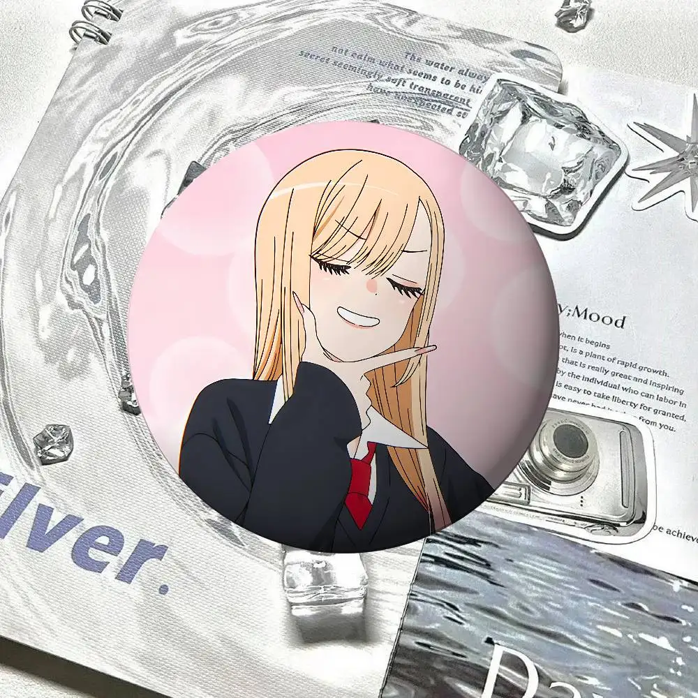 Anime M-My Dress Up Darling Abzeichen Weiche Anstecknadel aus Weißblech Metall-Brosche Individueller Schmuck Accessoires für Hut Tasche Revers – Detail 14