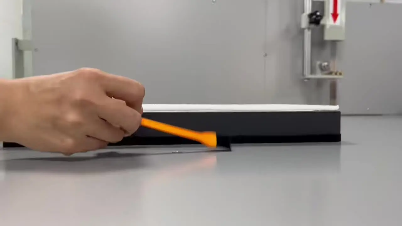 Filtre HEPA de remplacement pour Toshiba, angle montrant l'épaisseur et la structure plissée.