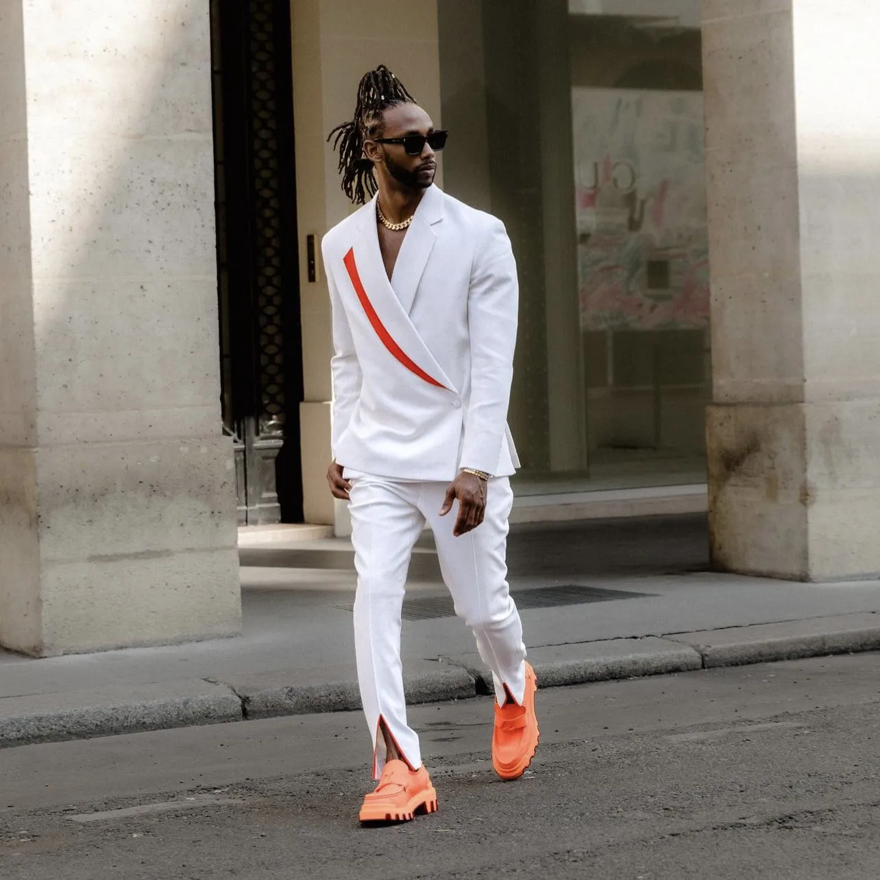 Рисунок 3 - Повседневные белые мужские костюмы