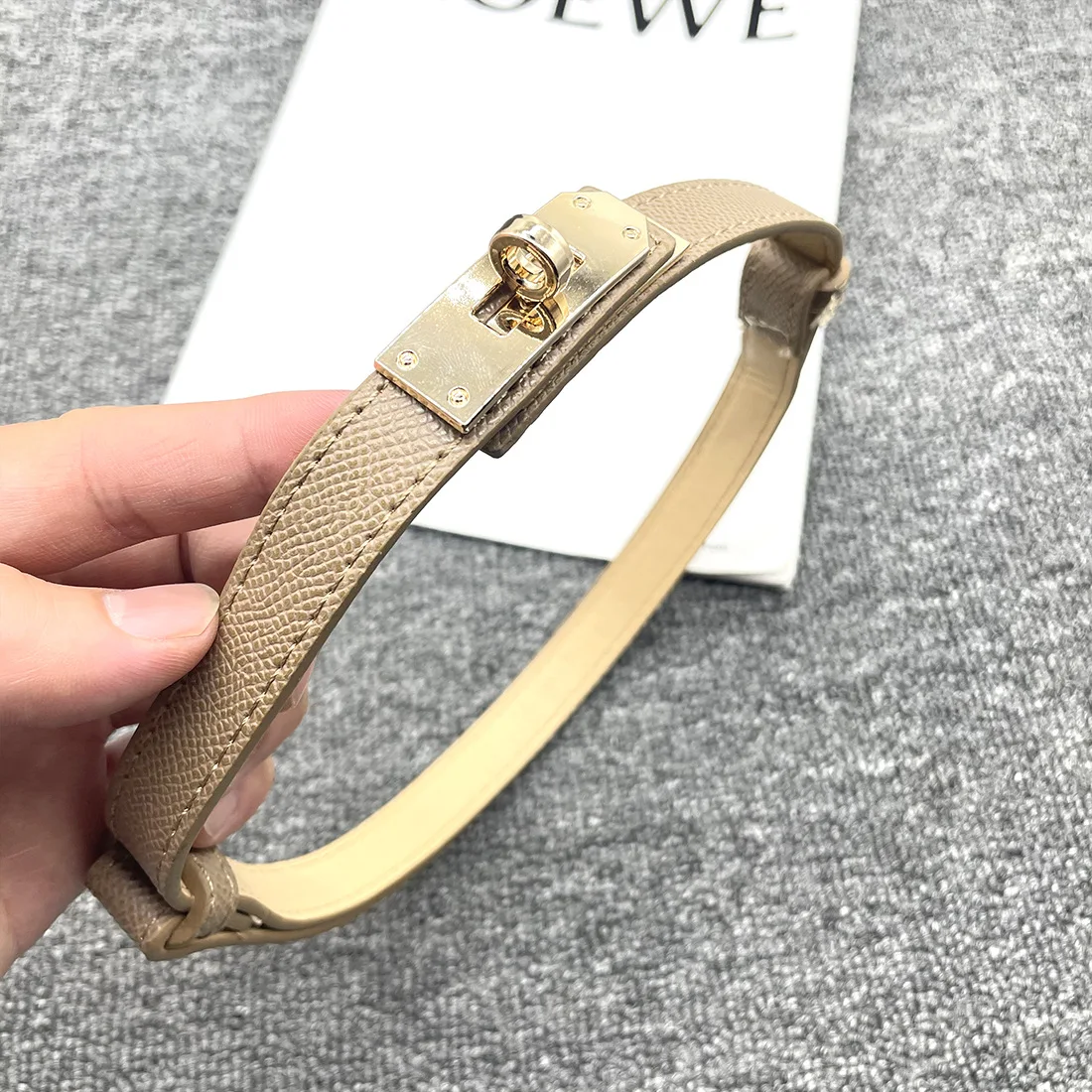 أحزمة مصممة للنساء من الجلد عالي الجودة للنساء بحزام جينز بإبزيم معدني