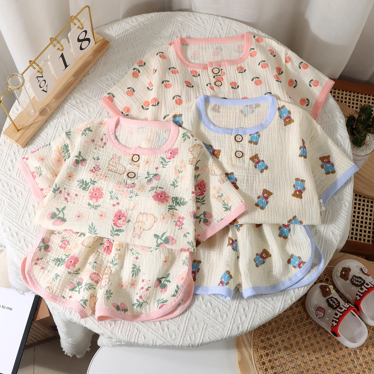 

New Childrens Double Gauze Shorts Short-sleeved Pajamas in Summer Boys and Girls Baby Thin Cotton Home Service Suit.