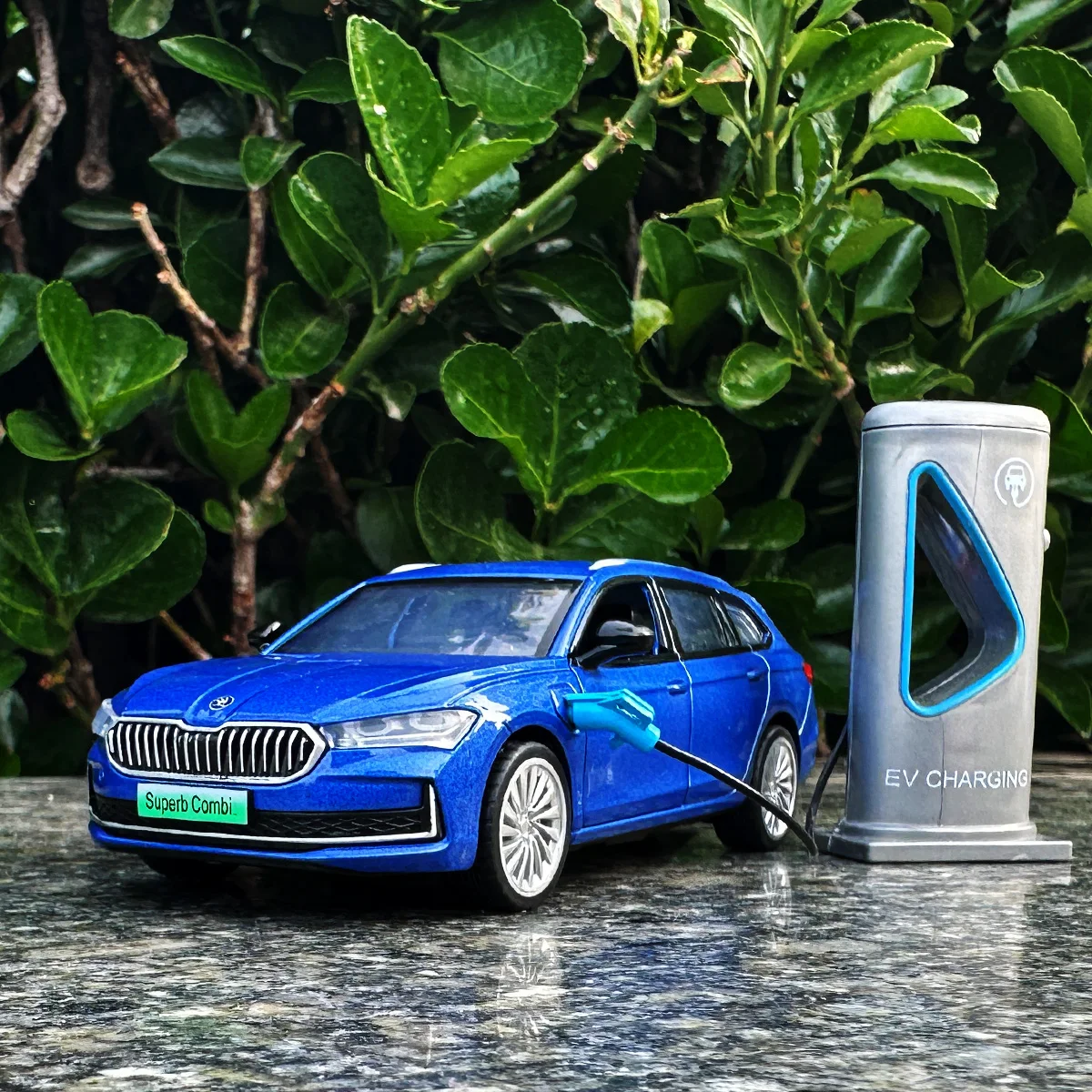 Škoda Superb IV combi 1:43 Modrá Energy | Náhradní díly a doplňky Škoda - OB Autodíly